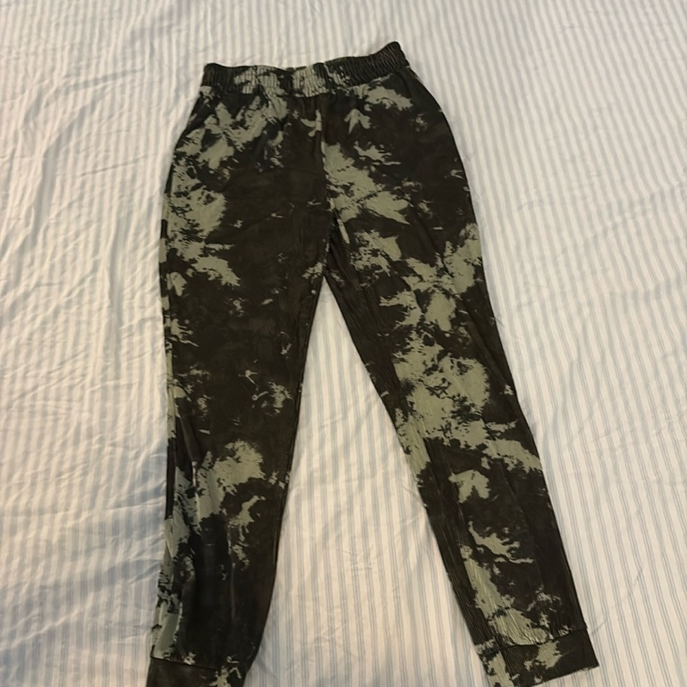 Dark green camo joggers medium never worn